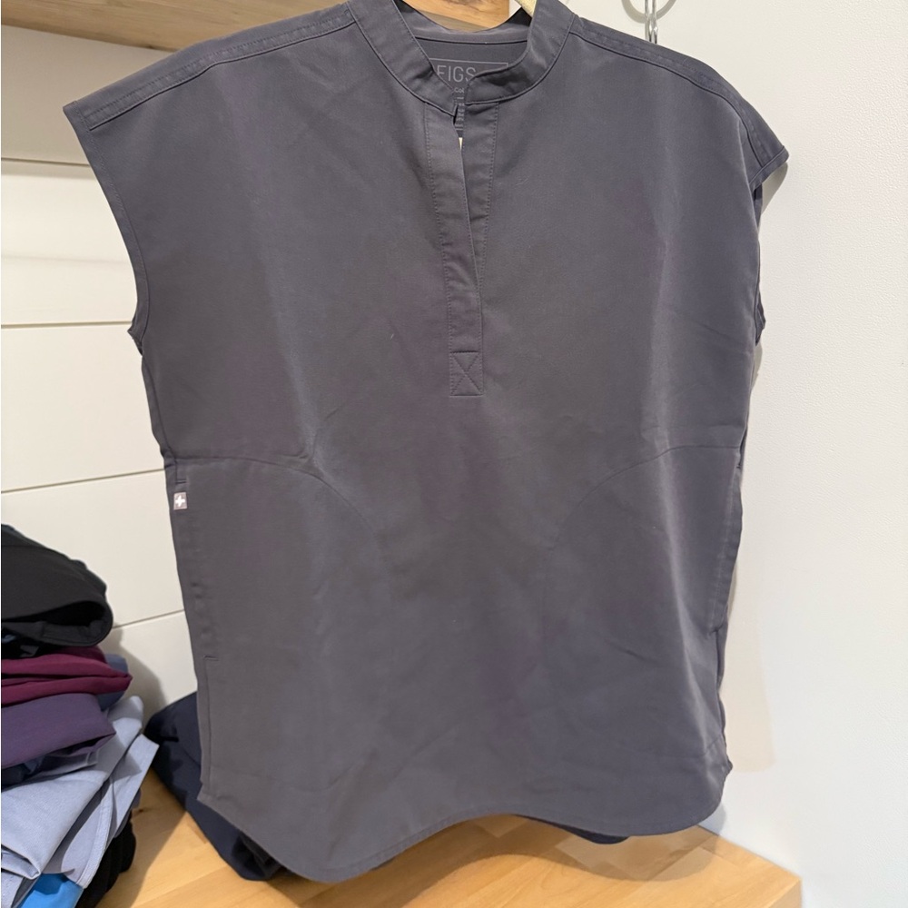 Figs scrub top